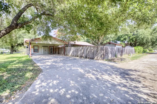 841 Sunnyvale Pl Uvalde, TX 78801