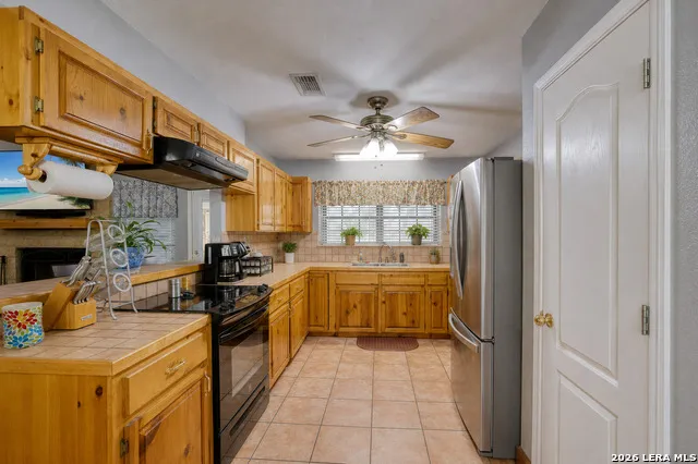841 Sunnyvale Pl Uvalde, TX 78801