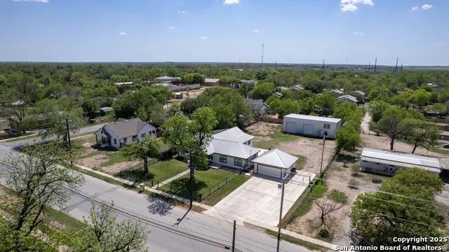 715 HIGH ST Uvalde, TX 78801