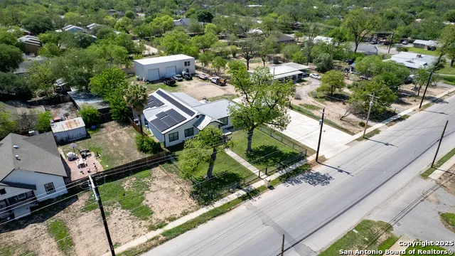 715 HIGH ST Uvalde, TX 78801