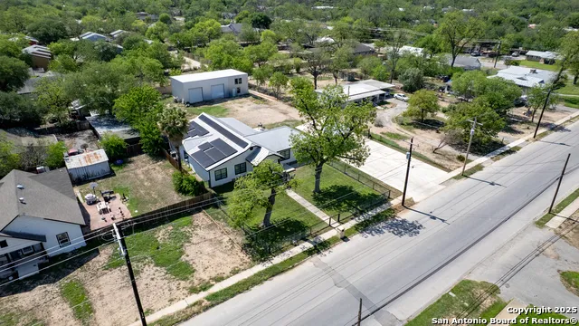 715 HIGH ST Uvalde, TX 78801