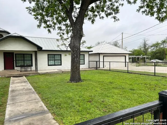 715 HIGH ST Uvalde, TX 78801