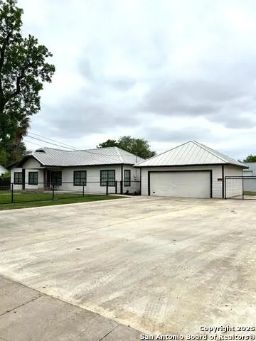 715 HIGH ST Uvalde, TX 78801