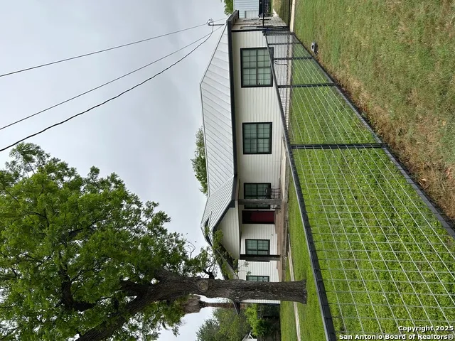 715 HIGH ST Uvalde, TX 78801