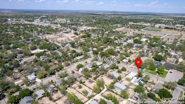 715 HIGH ST Uvalde, TX 78801