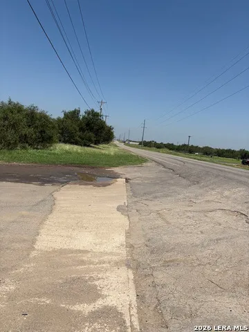 421 Las Tobia Dr Carrizo Springs, TX 78834