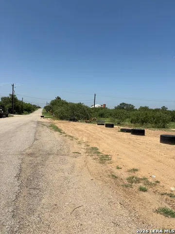 421 Las Tobia Dr Carrizo Springs, TX 78834