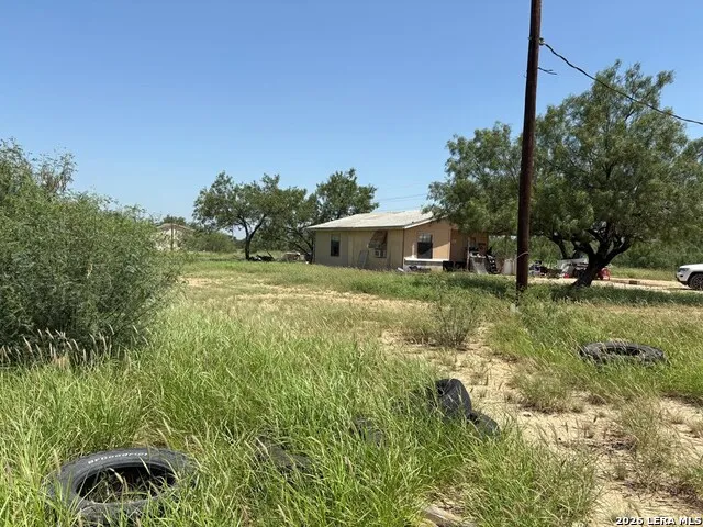 421 Las Tobia Dr Carrizo Springs, TX 78834