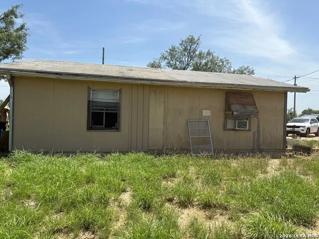 421 Las Tobia Dr Carrizo Springs, TX 78834