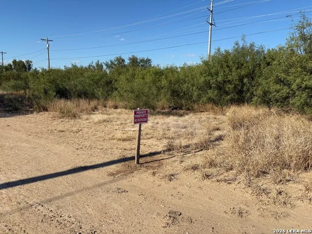 421 Las Tobia Dr Carrizo Springs, TX 78834