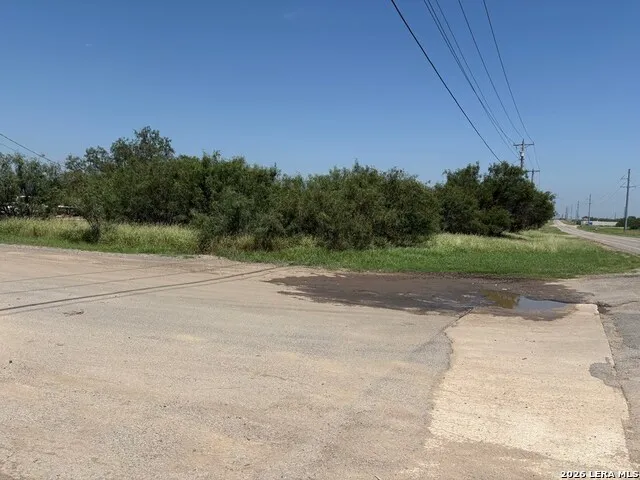 421 Las Tobia Dr Carrizo Springs, TX 78834