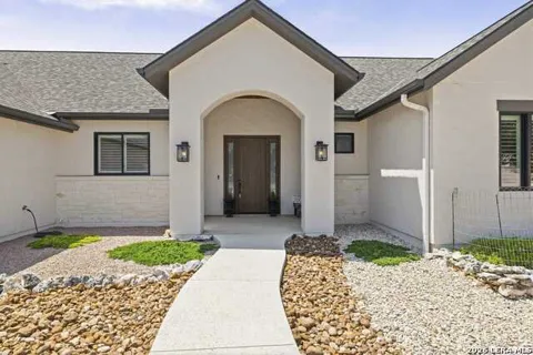2004 Crown View Dr