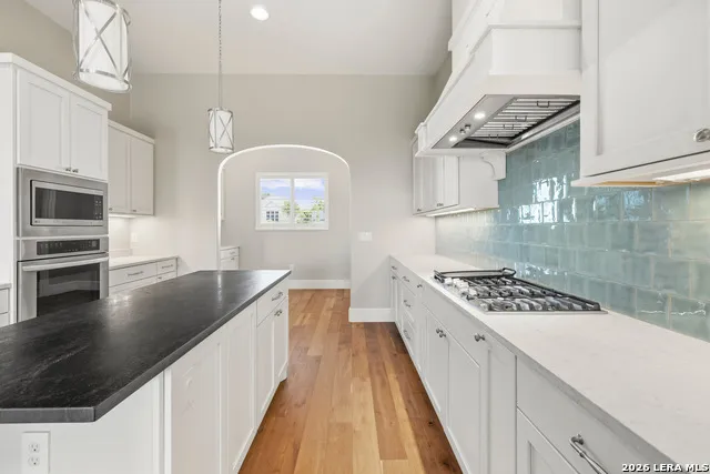 2004 Crown View Dr Kerrville, TX 78028