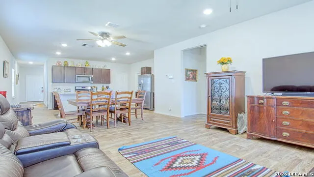 141 Bunkers Hill Rd Floresville, TX 78114
