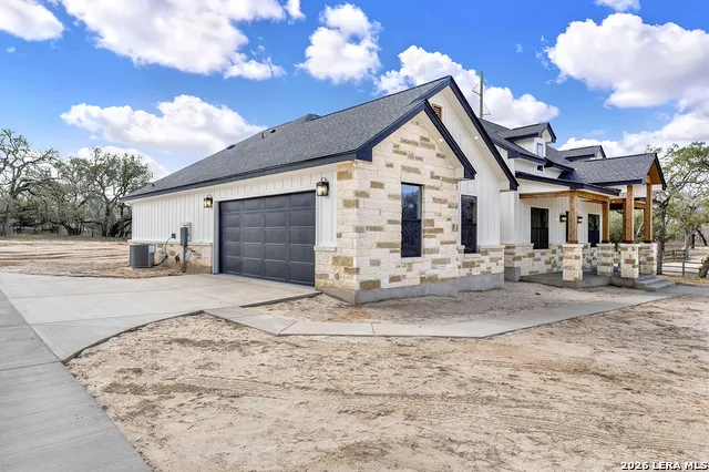 100 Hondo Ridge La Vernia, TX 78121