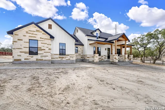 100 Hondo Ridge La Vernia, TX 78121