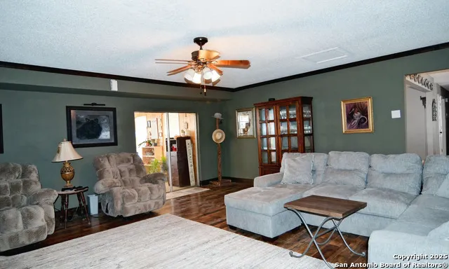 6604 County Road 136 Pawnee, TX 78145