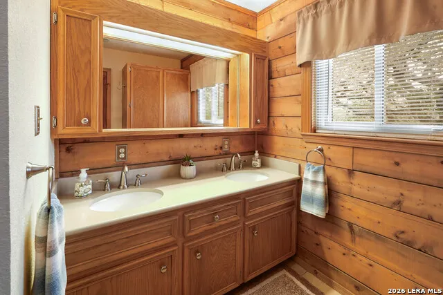 715 Old Orchard Bandera, TX 78003