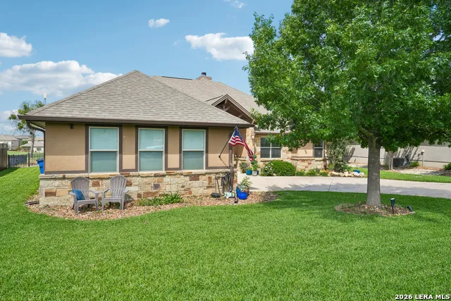 137 FAIRWAY DR Floresville, TX 78114