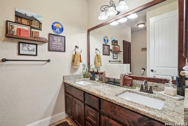 137 FAIRWAY DR Floresville, TX 78114