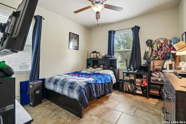 137 FAIRWAY DR Floresville, TX 78114
