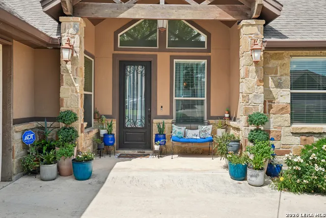 137 FAIRWAY DR Floresville, TX 78114