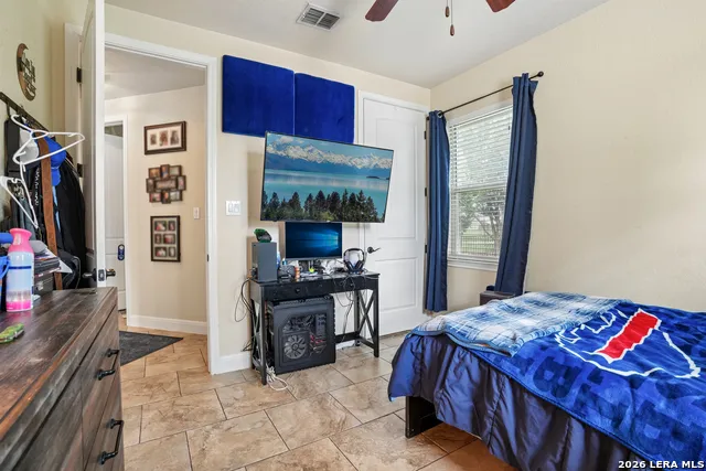 137 FAIRWAY DR Floresville, TX 78114
