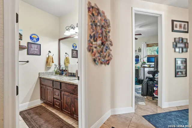 137 FAIRWAY DR Floresville, TX 78114