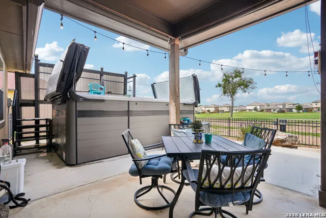 137 FAIRWAY DR Floresville, TX 78114