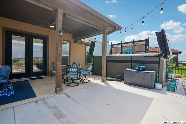 137 FAIRWAY DR Floresville, TX 78114
