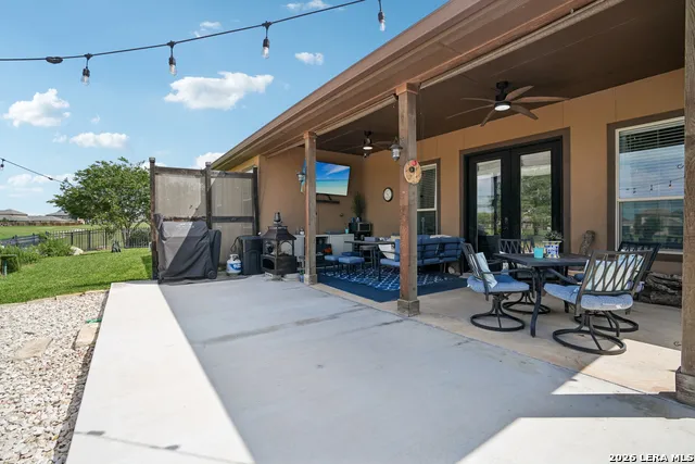 137 FAIRWAY DR Floresville, TX 78114