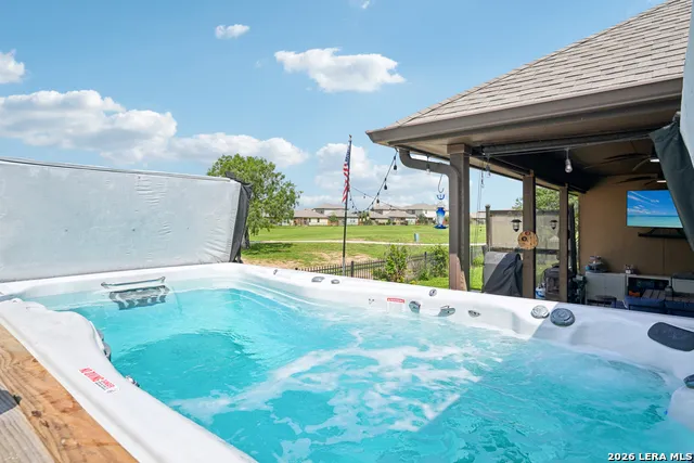137 FAIRWAY DR Floresville, TX 78114
