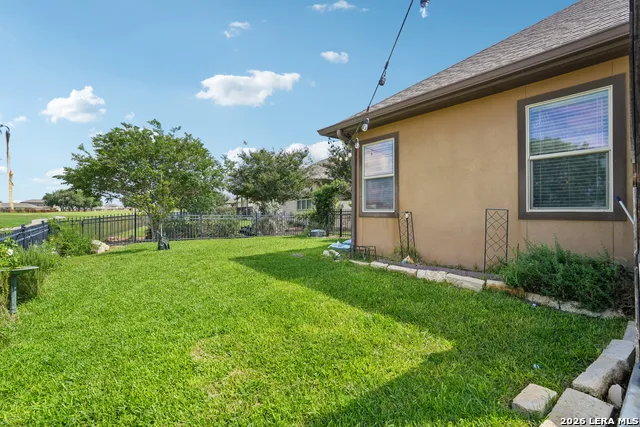 137 FAIRWAY DR Floresville, TX 78114
