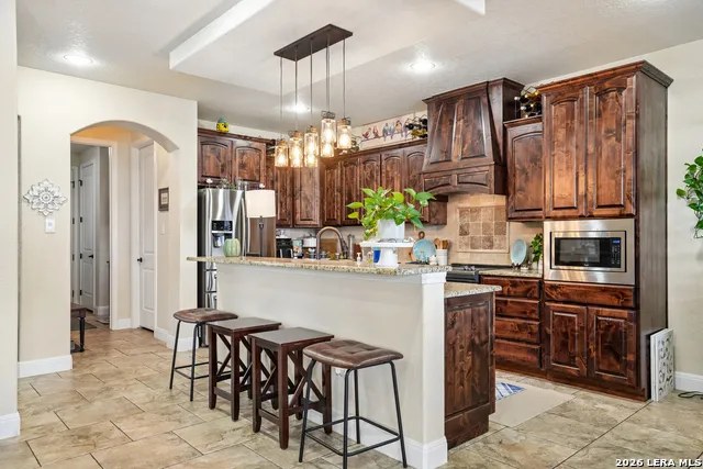 137 FAIRWAY DR Floresville, TX 78114