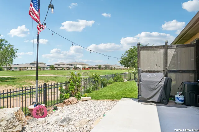 137 FAIRWAY DR Floresville, TX 78114