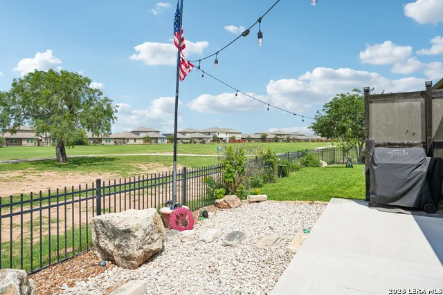 137 FAIRWAY DR Floresville, TX 78114