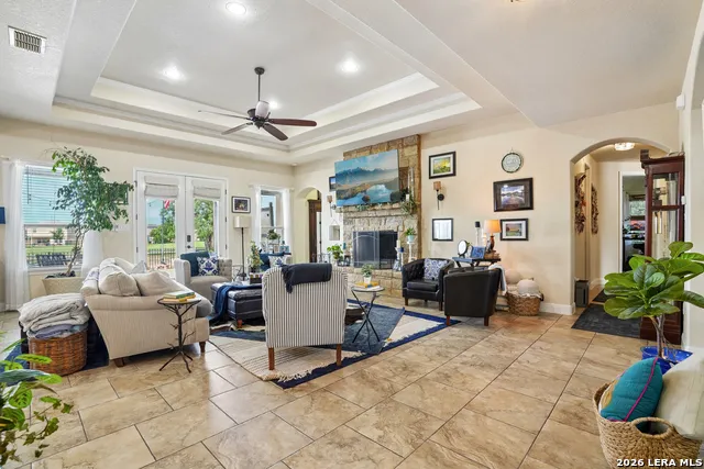 137 FAIRWAY DR Floresville, TX 78114