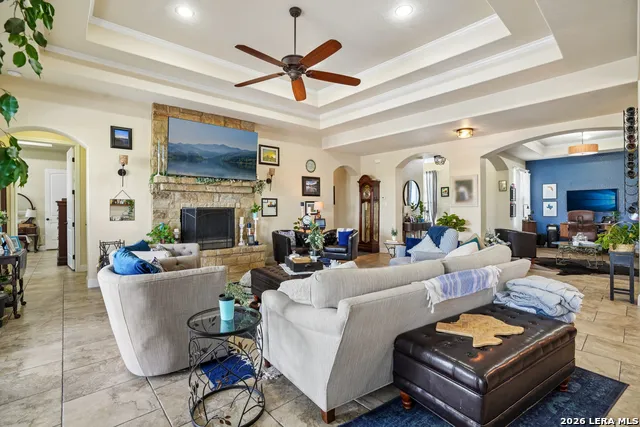 137 FAIRWAY DR Floresville, TX 78114