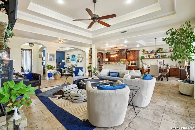 137 FAIRWAY DR Floresville, TX 78114