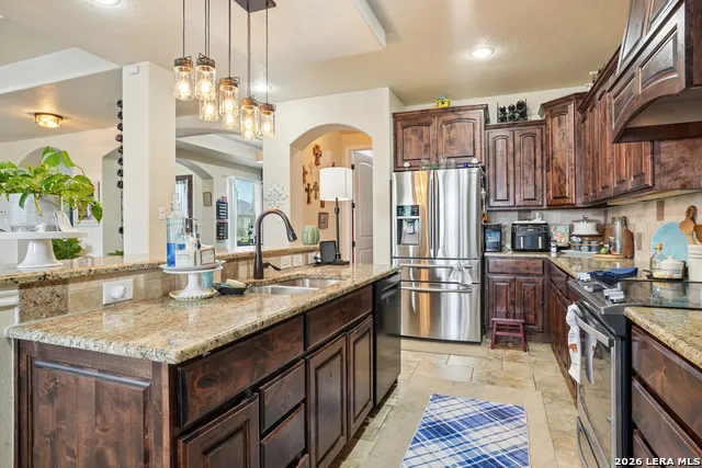 137 FAIRWAY DR Floresville, TX 78114