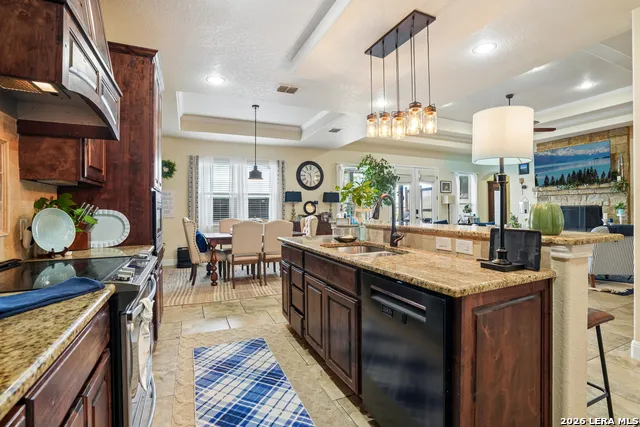 137 FAIRWAY DR Floresville, TX 78114