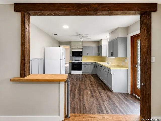1106 Palm Jourdanton, TX 78026