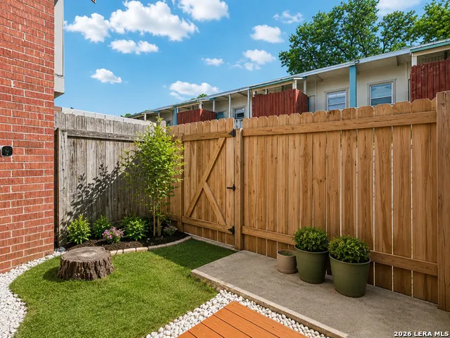 1221 W Hopkins #2 San Marcos, TX 78666