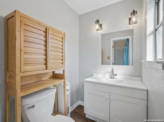 1221 W Hopkins #2 San Marcos, TX 78666
