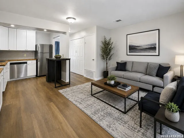 1221 W Hopkins #2 San Marcos, TX 78666