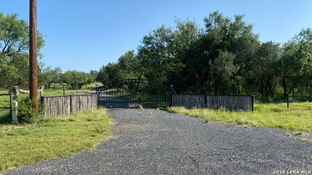 523 KAHN RD Rio Frio, TX 78879