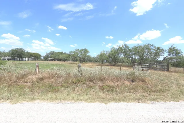 1753 County Road 124 Floresville, TX 78114