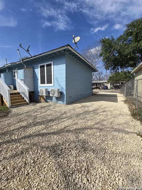 1124 Fenfield San Antonio, TX 78211
