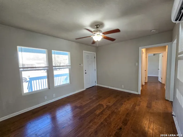 1124 Fenfield San Antonio, TX 78211