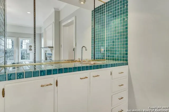 112 CLOVERLEAF AVE Alamo Heights, TX 78209